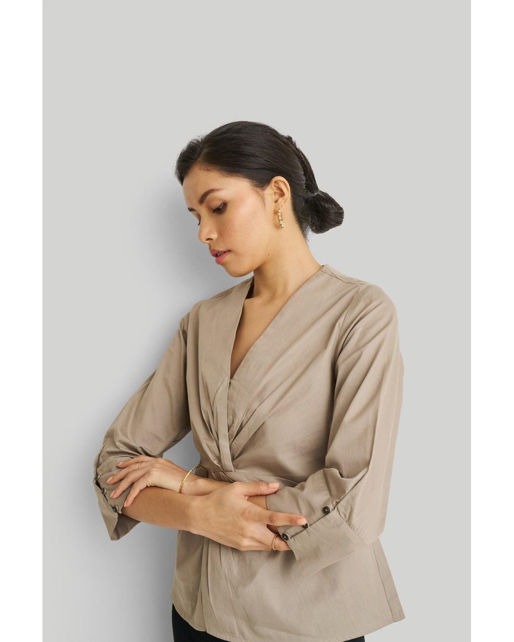 REISTOR Gray Front Twist Ecru Cotton Top