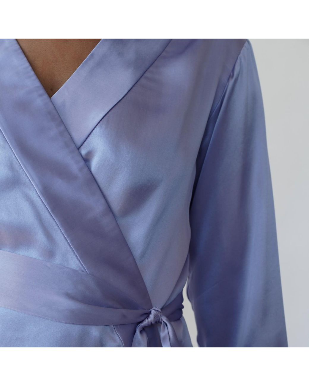 Je Mérite (I Deserve) Blue Lola Silk Short Robe