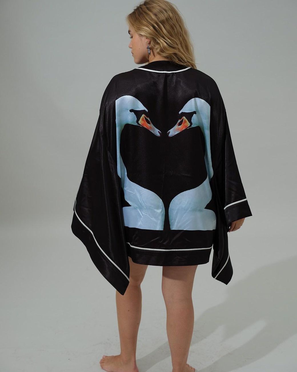 Noblesse Oblige Black Swan Robe