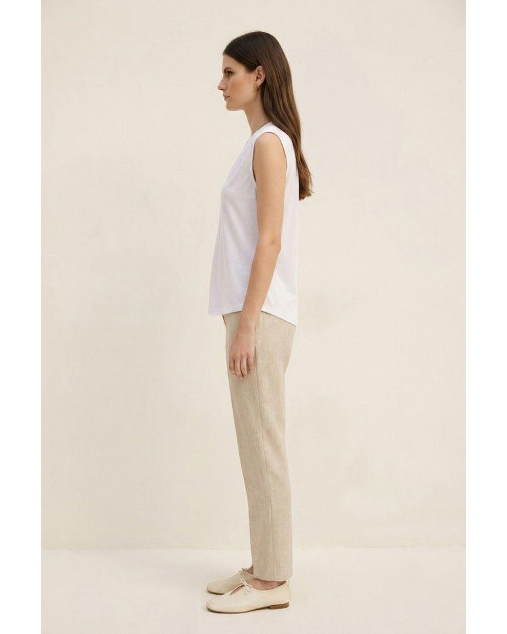 Conquista White Refined Split-Neck Sleeveless Top
