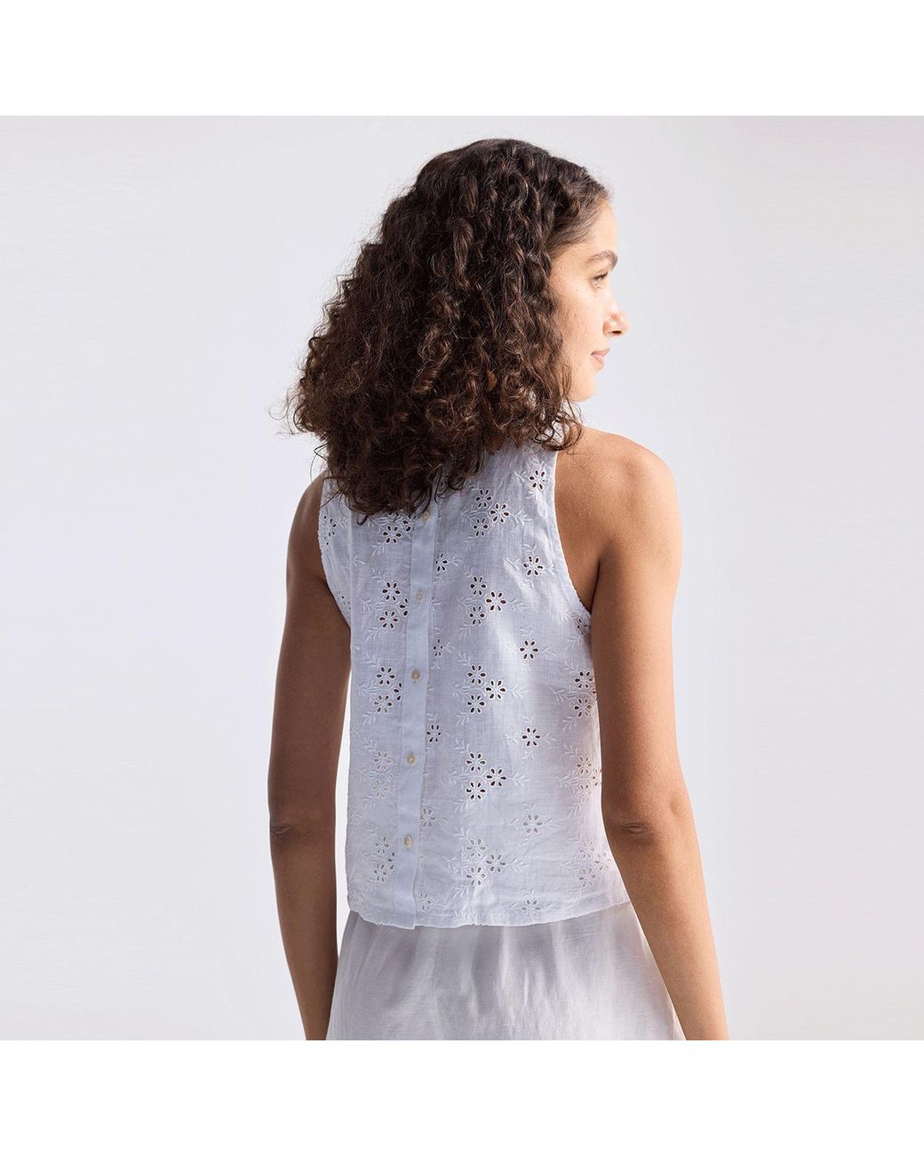 REISTOR White Button Back Embroidered Crop Top