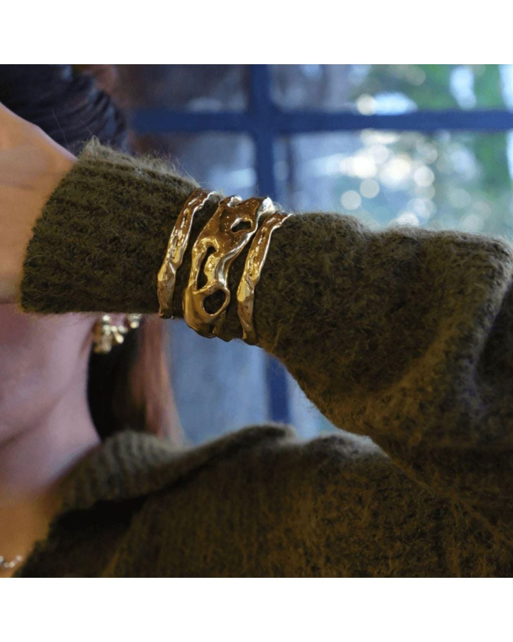 LINYA JEWELLERY Metallic Medusa Amorf Thin Cuff Bracelet