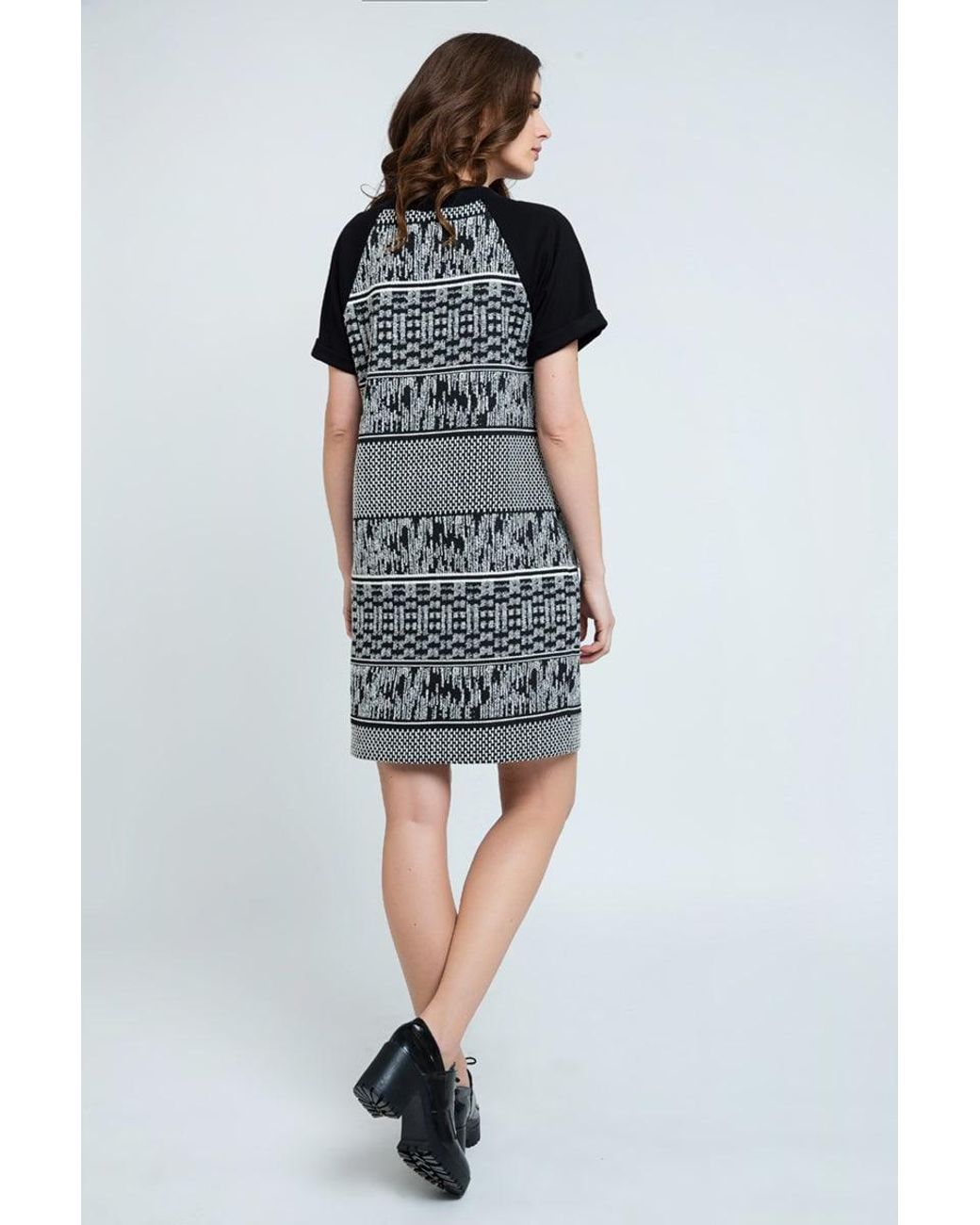 Conquista Black Short Sleeve Straight Dress