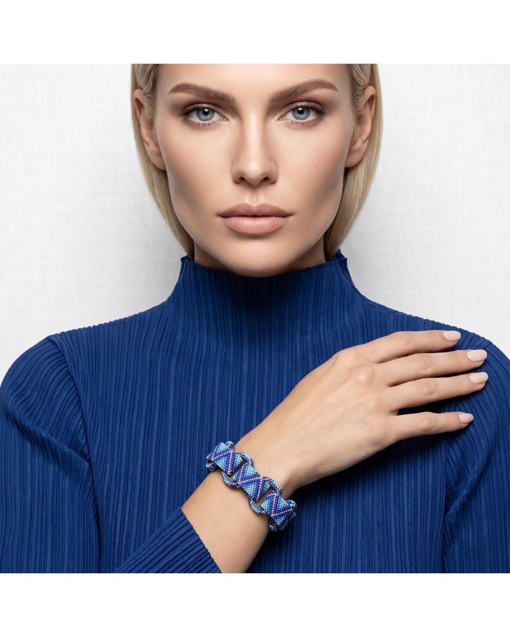 Iliana Arrazola Blue Bold Chunky Link Bracelet, Glass Beads, Beaded Jewelry