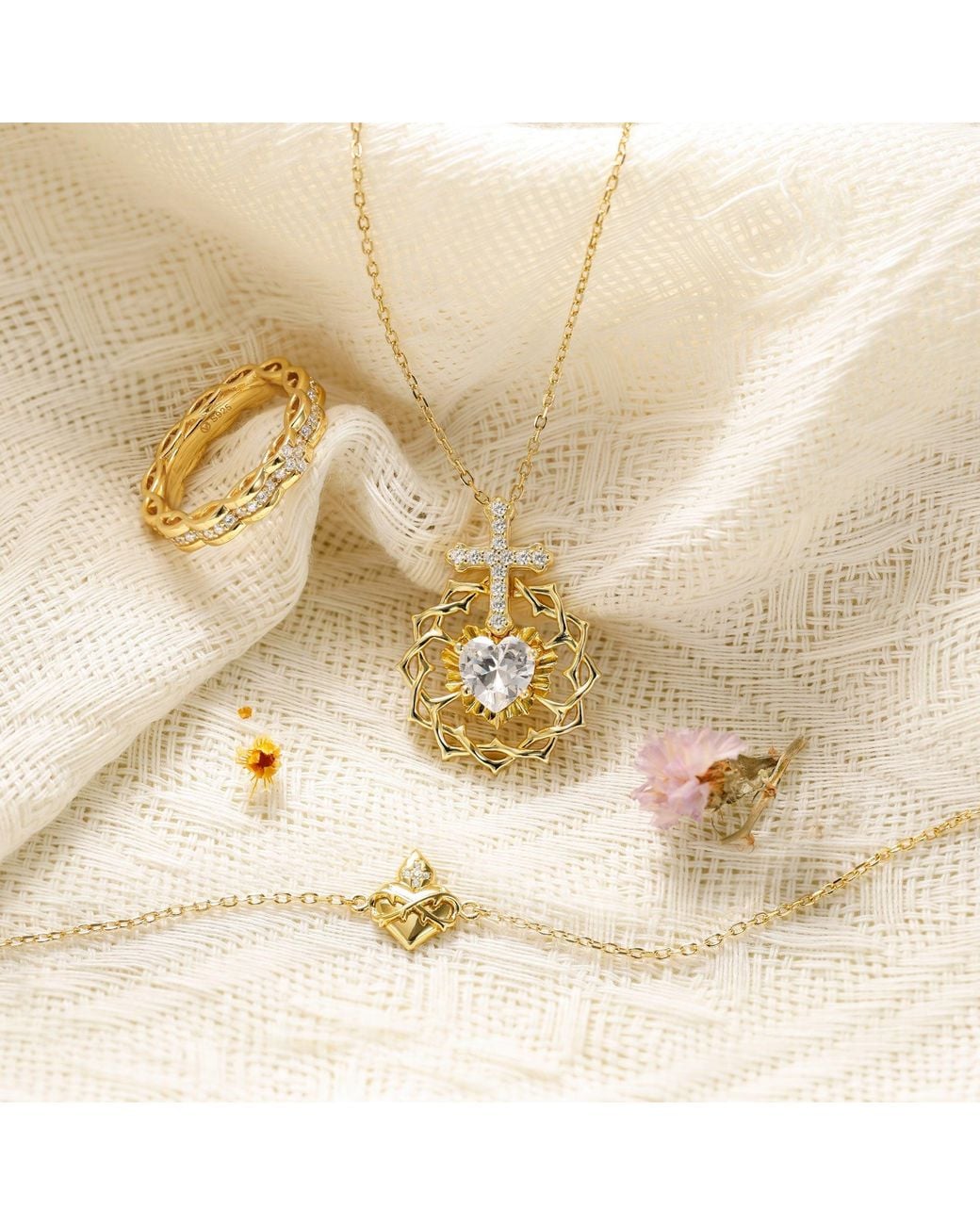 Vanimy Metallic The Sacred Heart Pendant Necklace