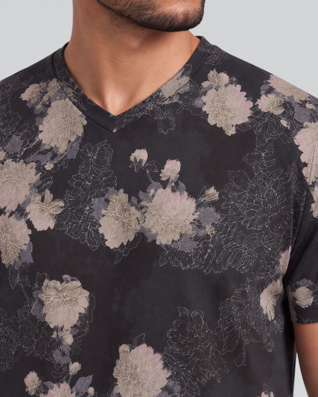 Lords of Harlech Black Maze Lans Floral Stretch Cotton V-Neck Tee for men