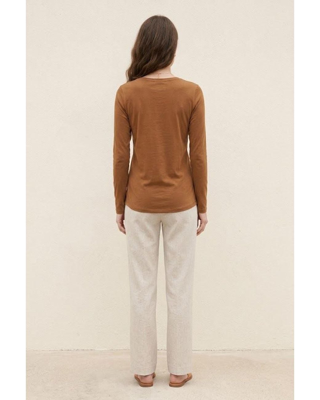 Conquista Brown Refined V-Neck Jersey Top