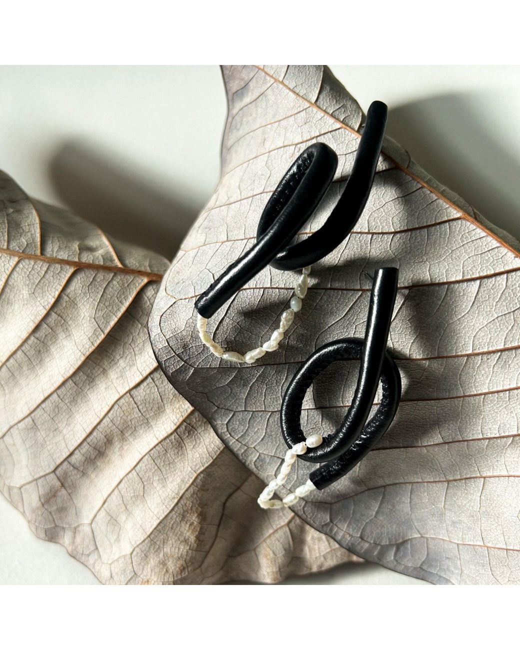 WAIWAI Black Pearl Twist Leather Earrings
