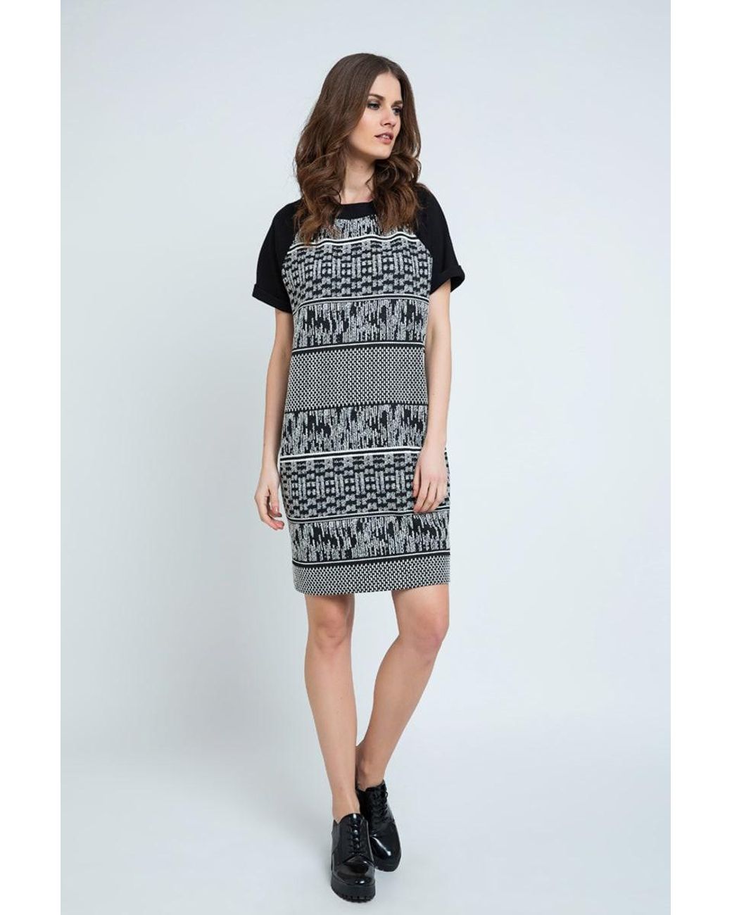 Conquista Black Short Sleeve Straight Dress