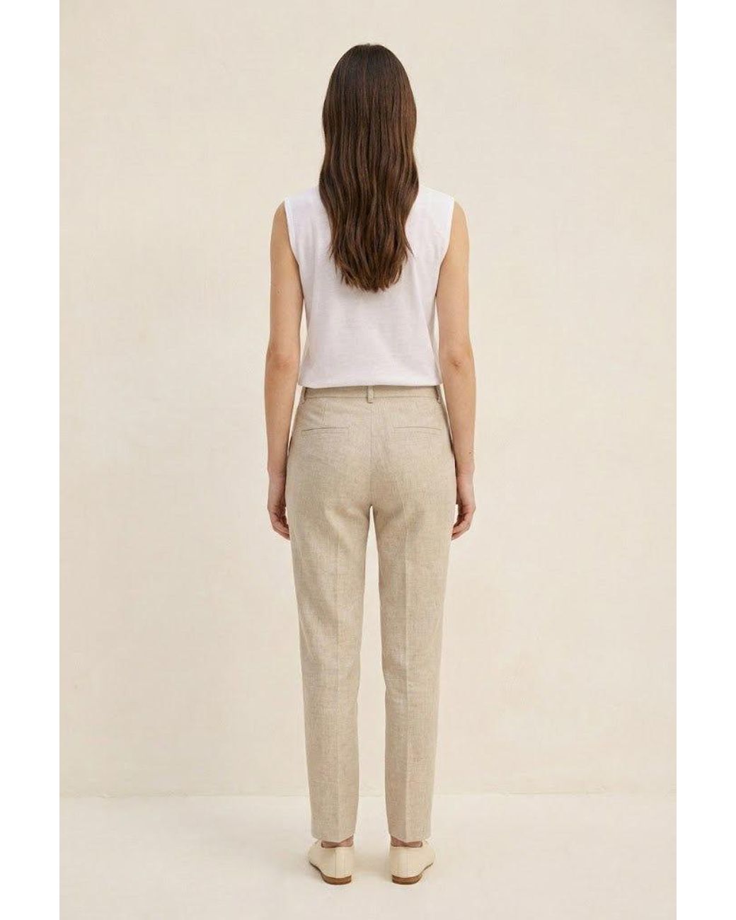Conquista White Refined Split-Neck Sleeveless Top