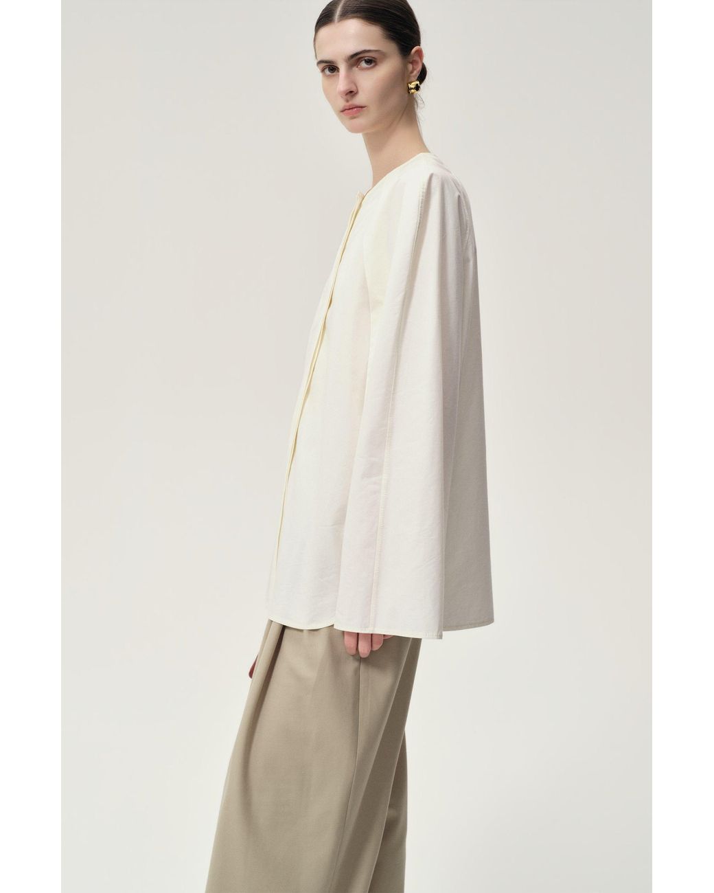 FRONT ROW SHOP White Sculptural Shaped Shirt Off