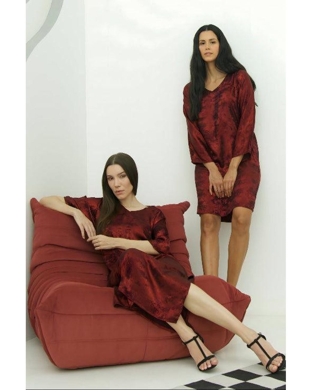 DHARA SHETH DUBAI Red Shadow Of Sequin Shimmer Short Kaftan Party Dress
