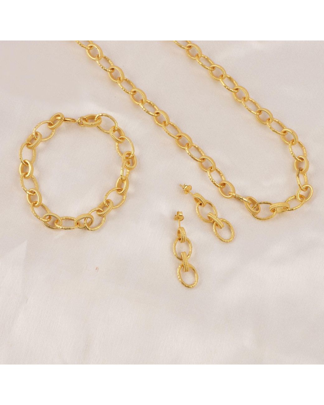 Lila Rasa Metallic Oval Hammered Link Bracelet