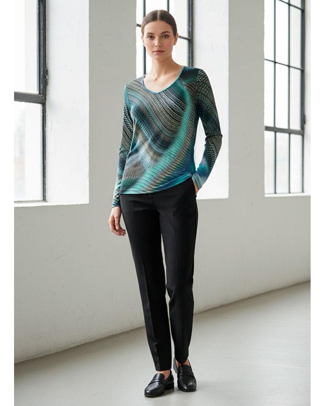 Conquista Green Abstract Print V-Neck Top – Elegant Long Sleeve Design
