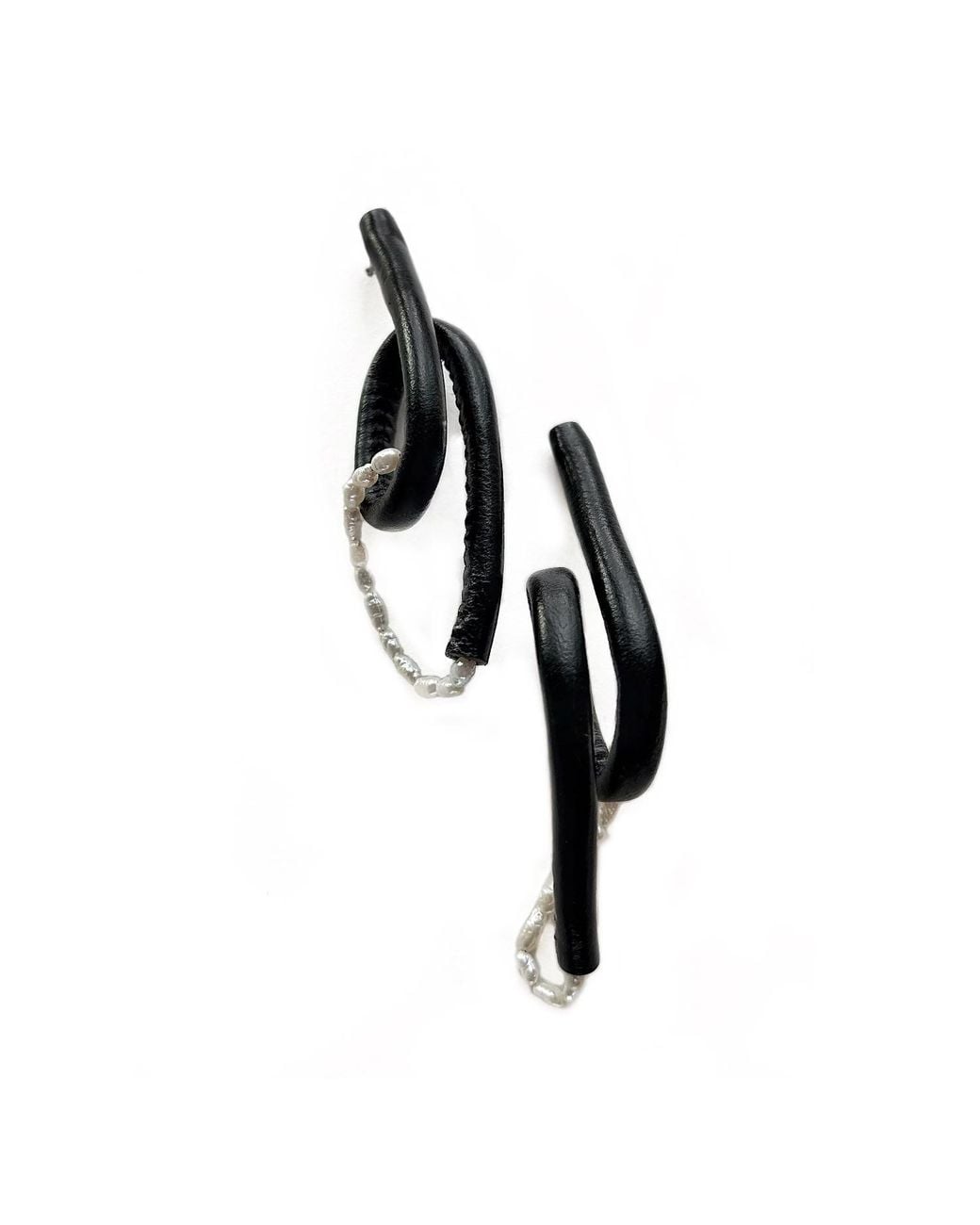 WAIWAI Black Pearl Twist Leather Earrings