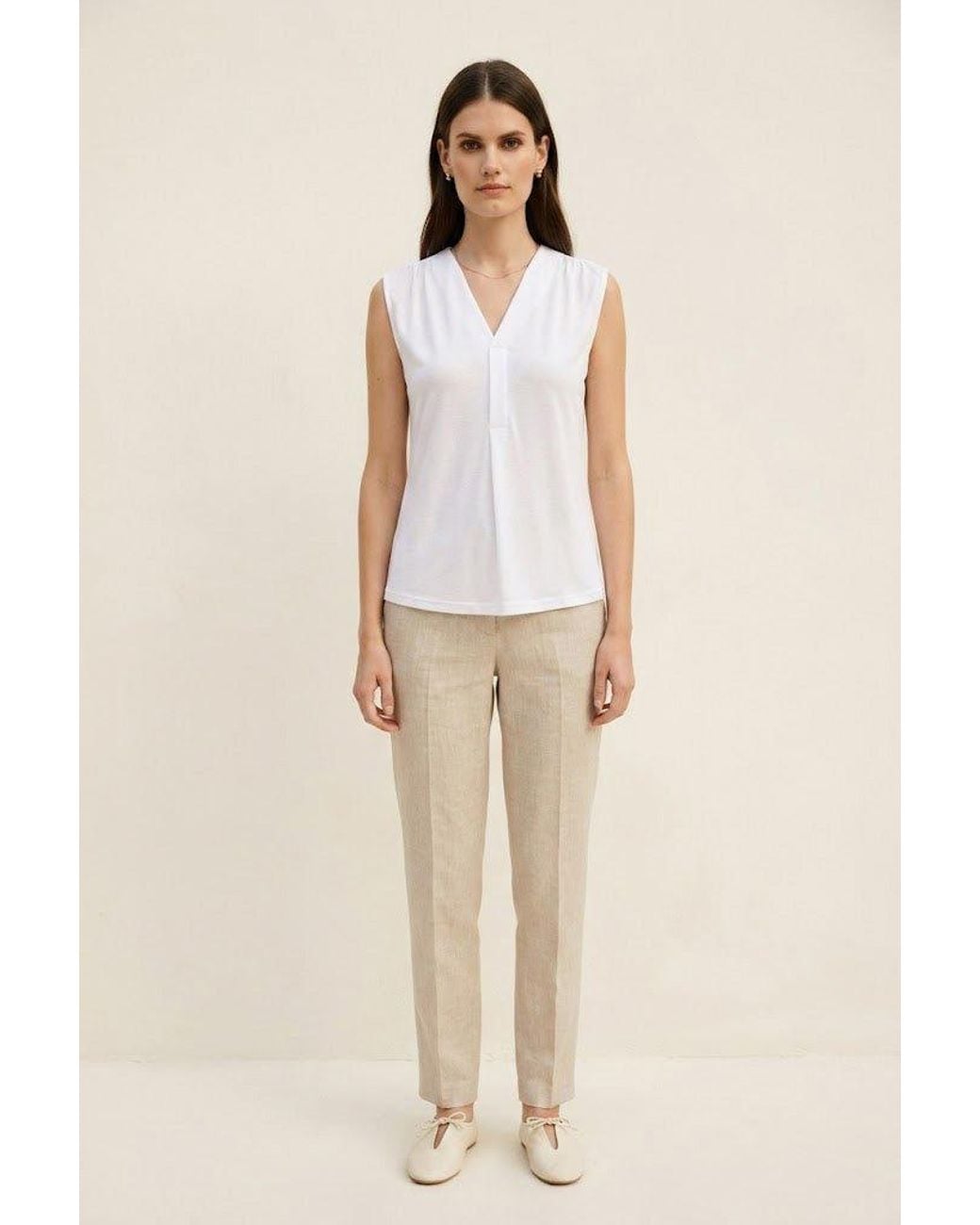 Conquista White Refined Split-Neck Sleeveless Top