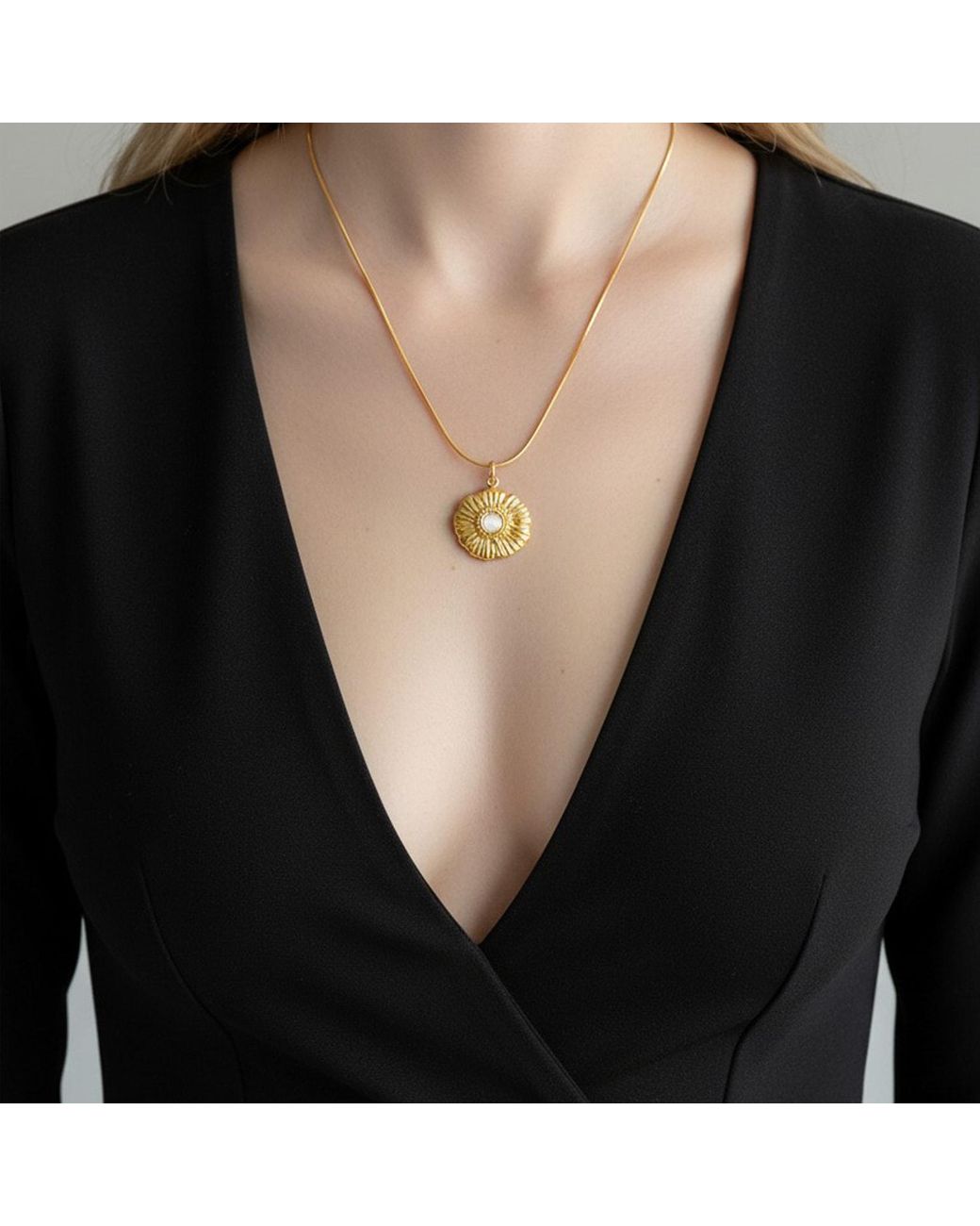 Maison De Gala Metallic Floral Pendant Necklace