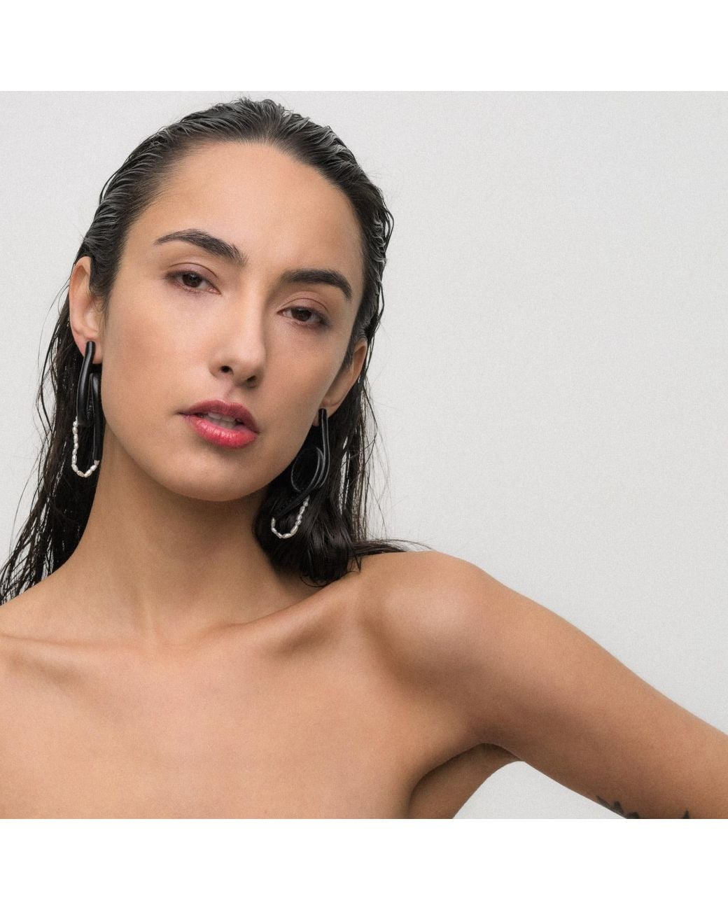 WAIWAI Black Pearl Twist Leather Earrings