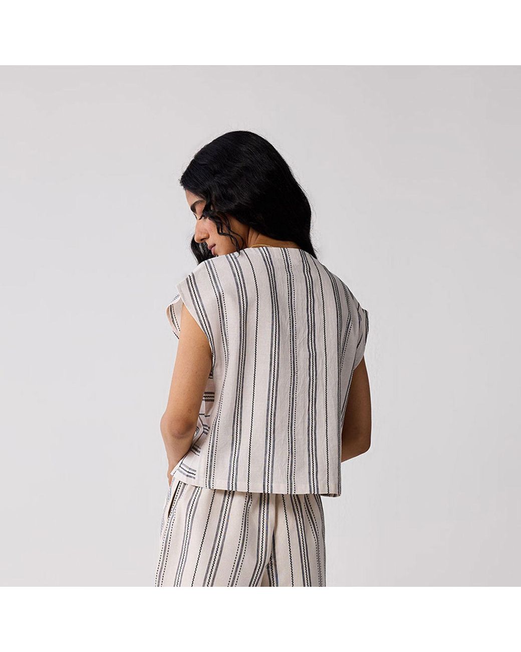 REISTOR White Relaxed V-Neck Top