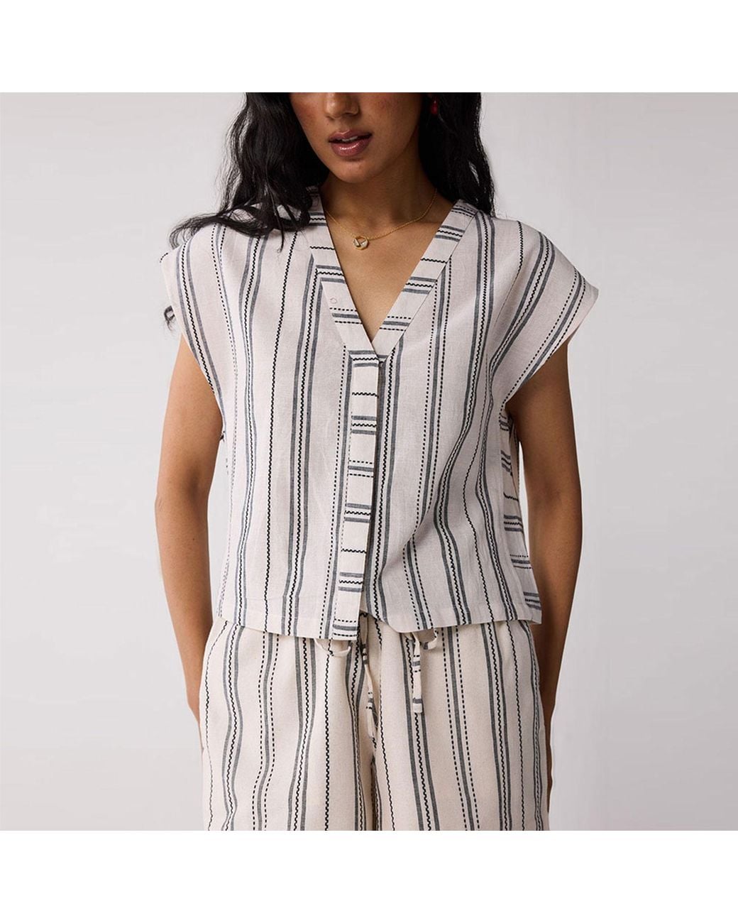 REISTOR White Relaxed V-Neck Top
