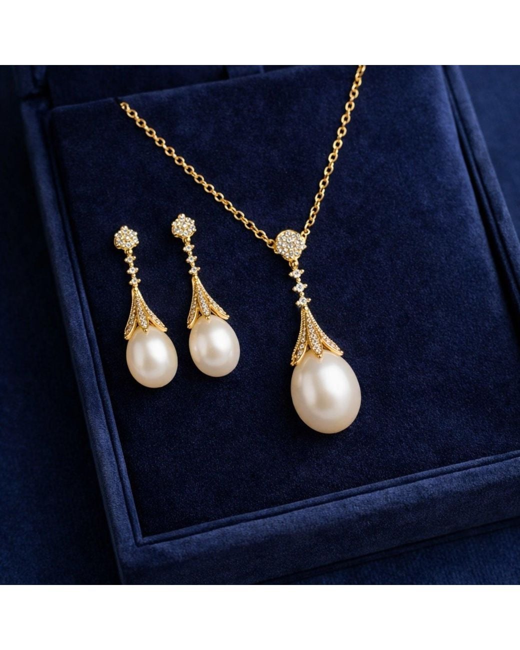 Ninemoo Metallic Fleur De Lumière Pearl Pendant Necklace