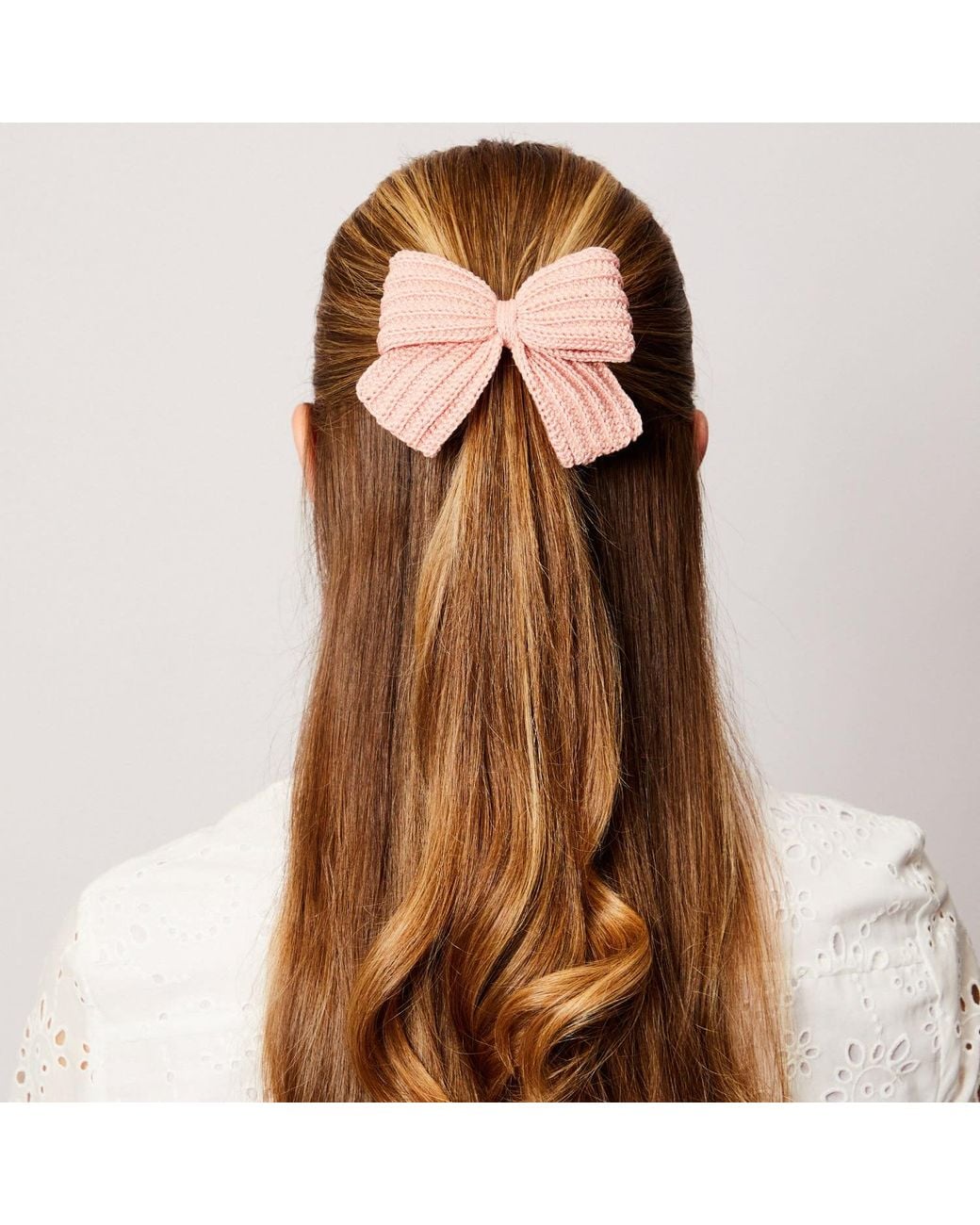 PINAR OZEVLAT Red Crocheted Bow Rose