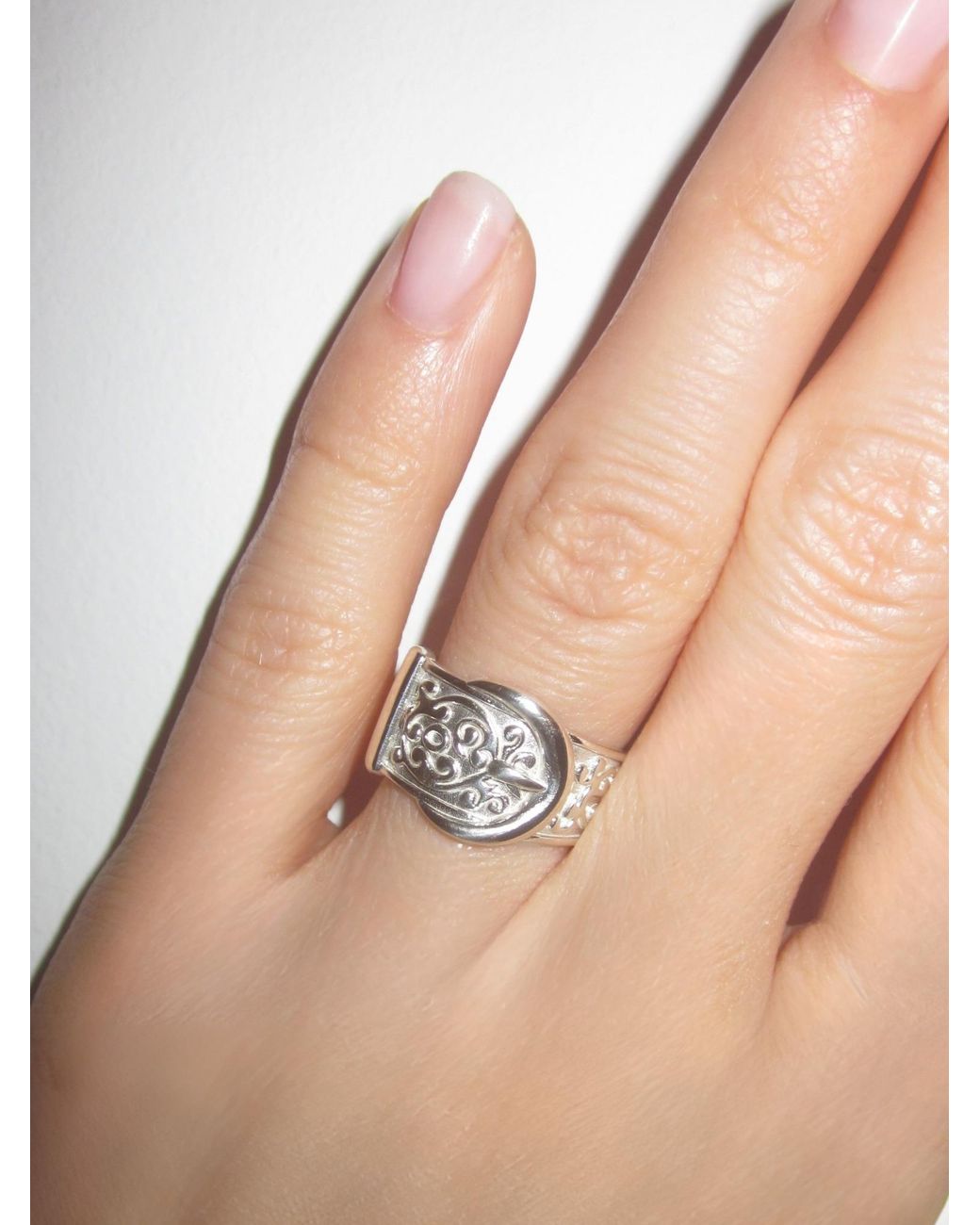 Déclarer White Victorian Buckle Ring