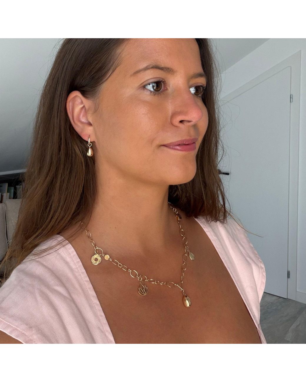 Larisa Beaumont Metallic Sovereign Necklace – 14K Charm Chain