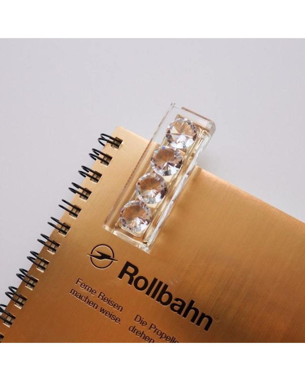 Iostudio White Jewelry Clip Happiness
