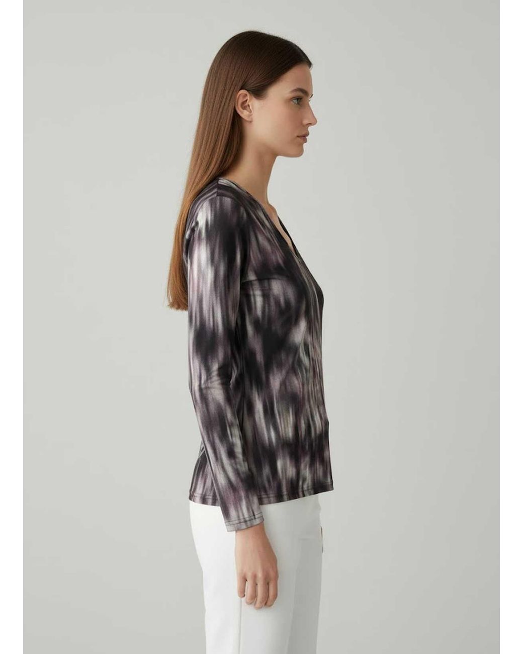 Conquista Black Abstract Print Long-Sleeve V-Neck Top – Modern, Sleek, Effortlessly Stylish