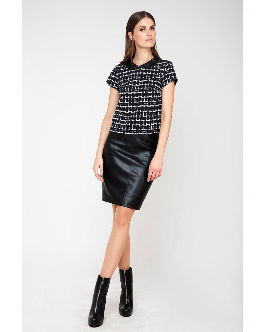 Conquista Black Short Sleeve Allover Print Top