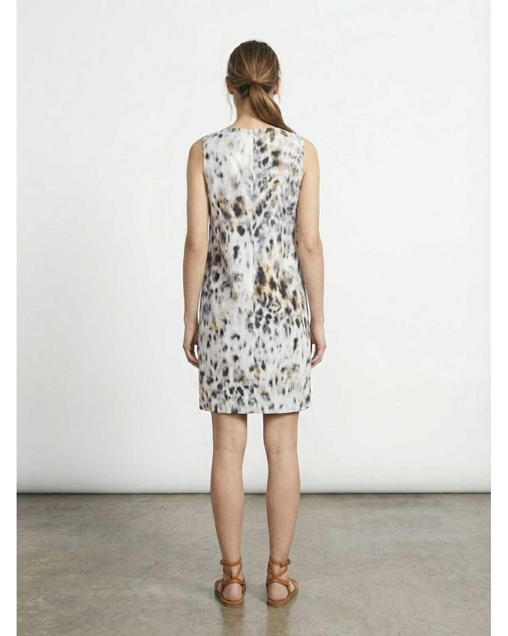 Conquista White Sleeveless Abstract Print Shift Dress