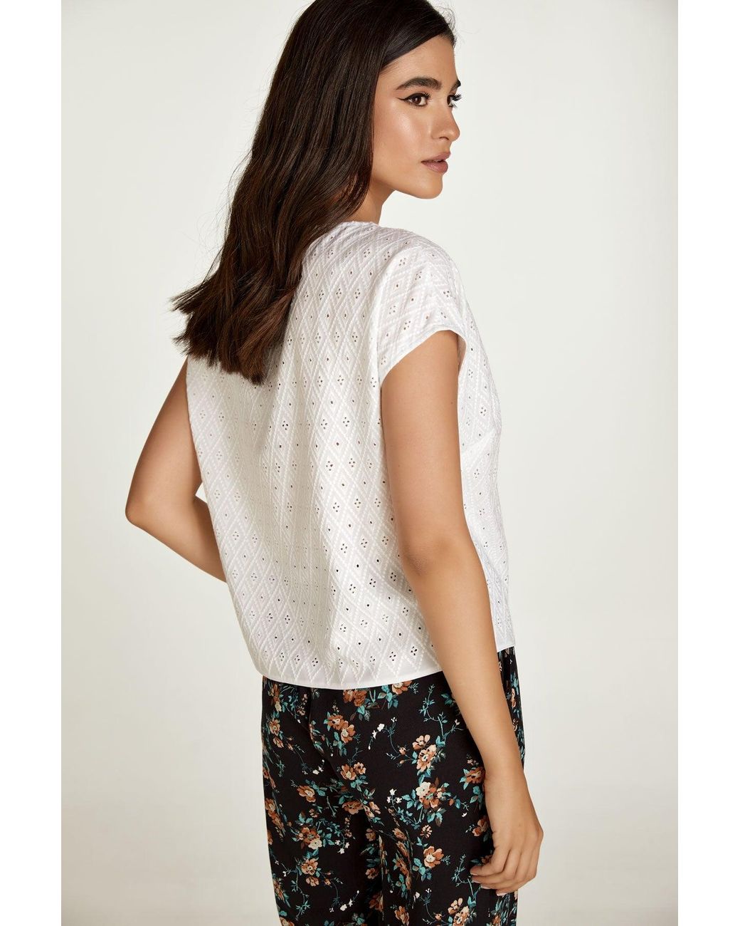 Conquista White Sleeveless Embroidered Top