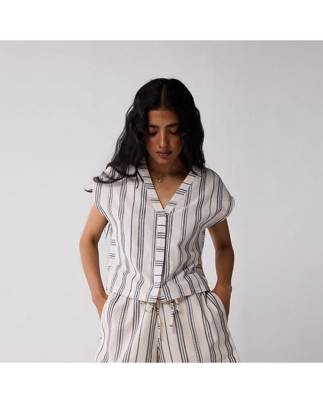 REISTOR White Relaxed V-Neck Top