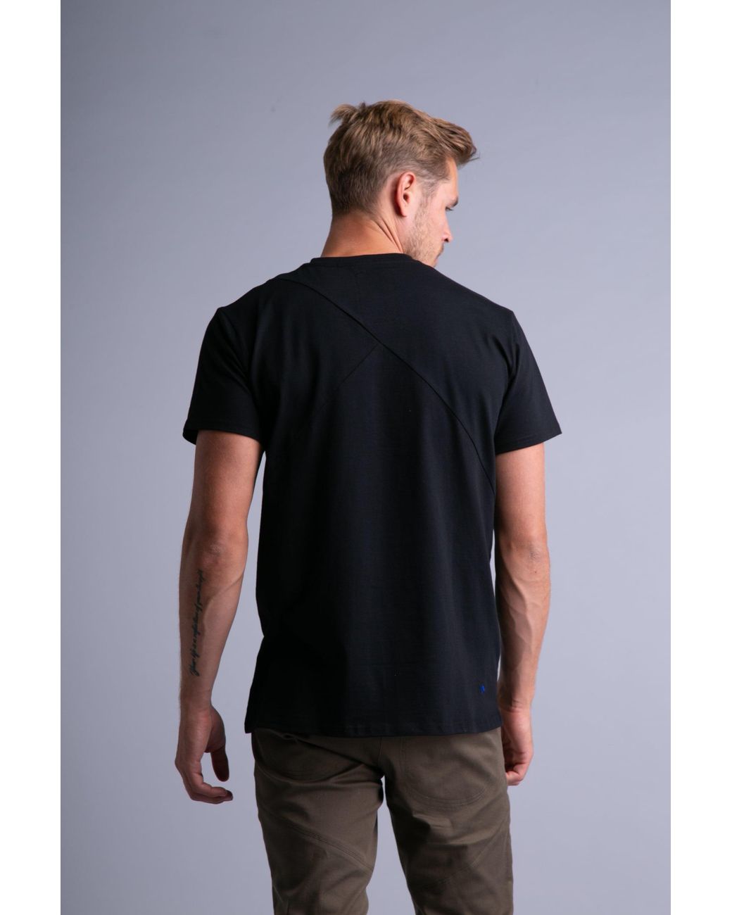 Reet Aus Black T-Shirt For Arrow for men