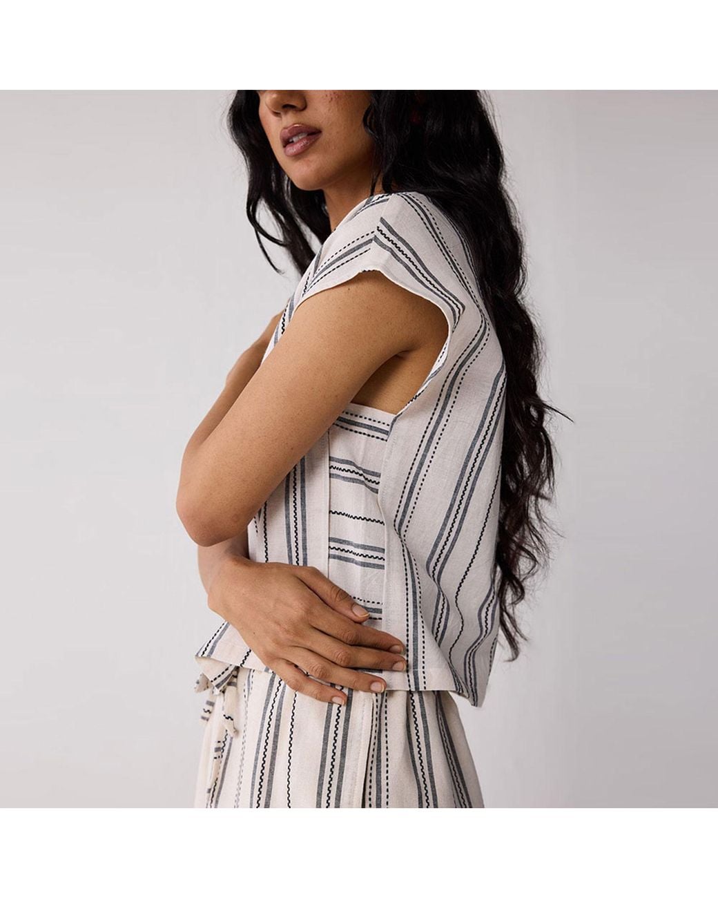 REISTOR White Relaxed V-Neck Top