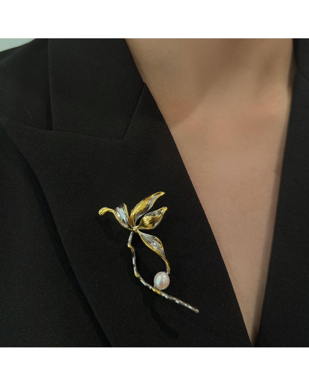 Ninemoo Metallic Lilium Paradox Brooch