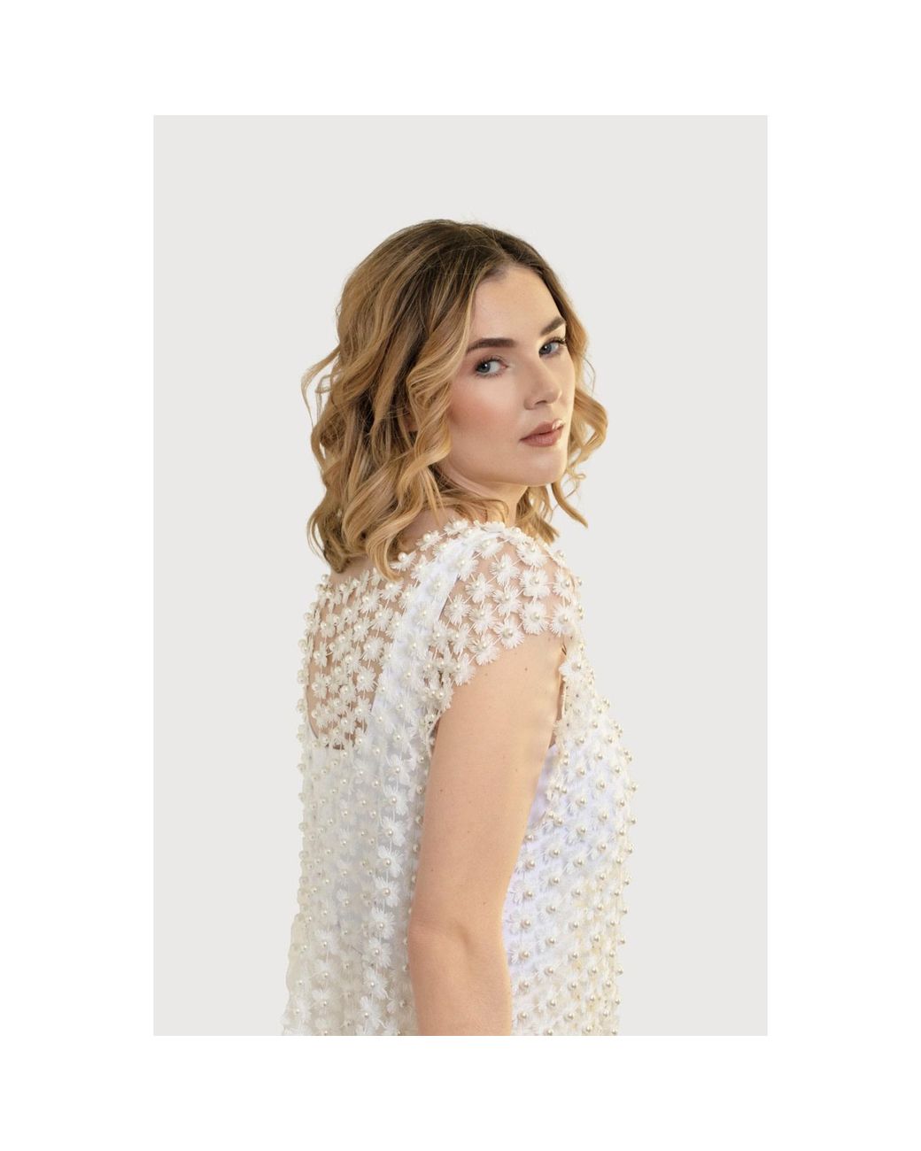 Saachi White Floral Shell Pearl Capelet