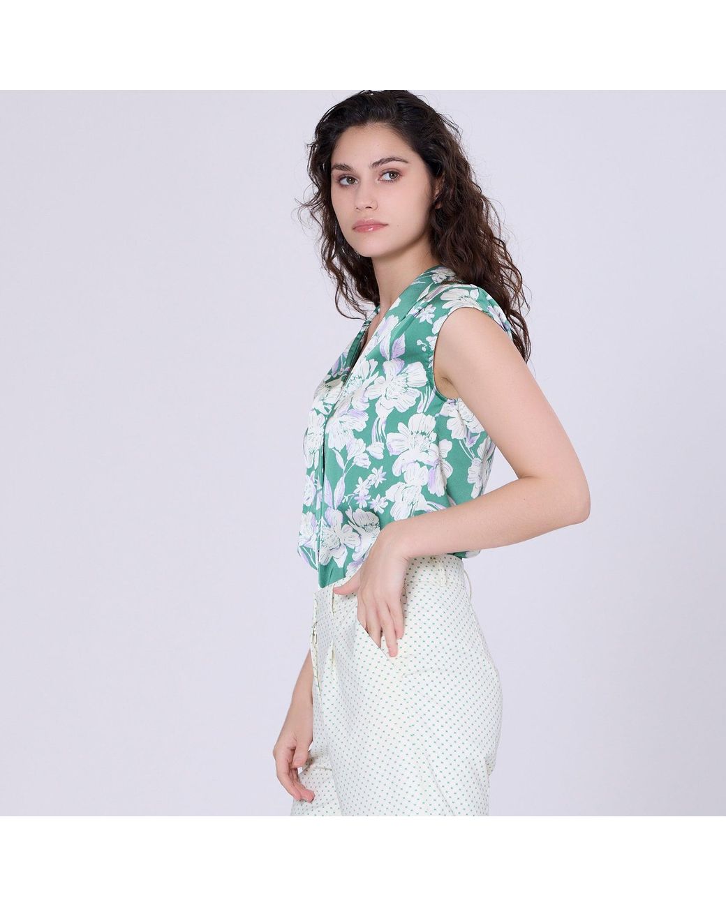 Smart and Joy Green Sleeveless Blouse With Wide Flat Collar And Macro Flower Print