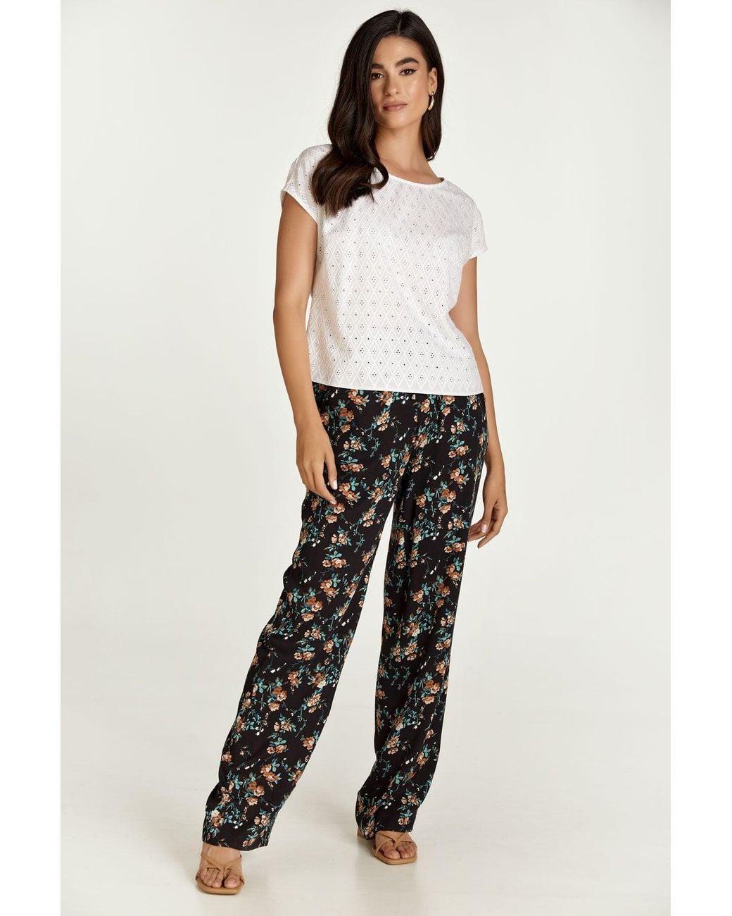 Conquista White Sleeveless Embroidered Top