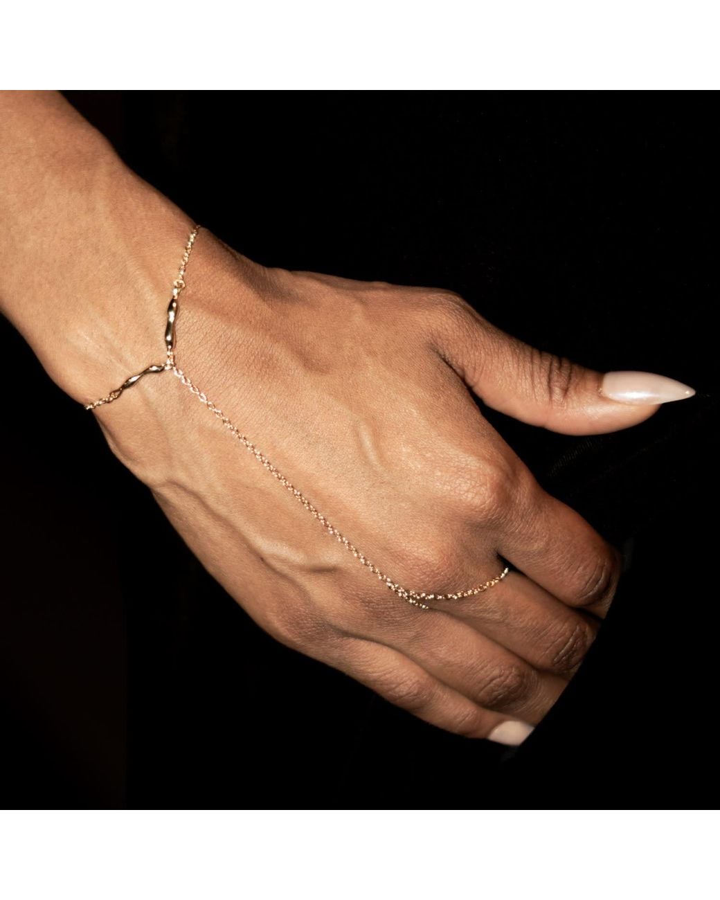 Studio Baloge Metallic Suspendue Hand Chain