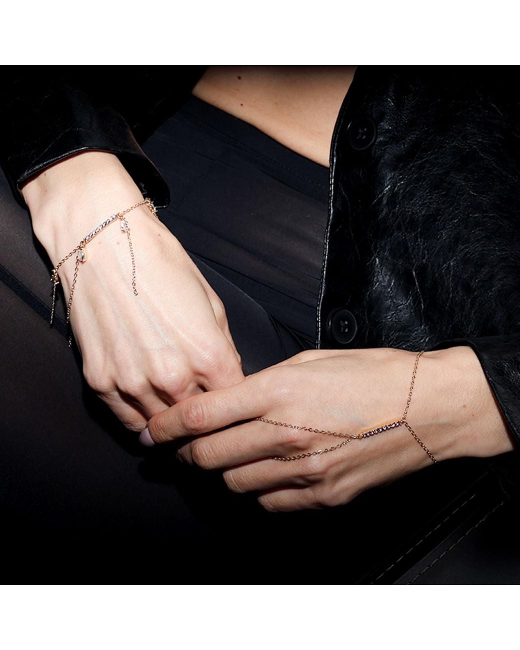 Studio Baloge White Nuit V-Line Hand Chain