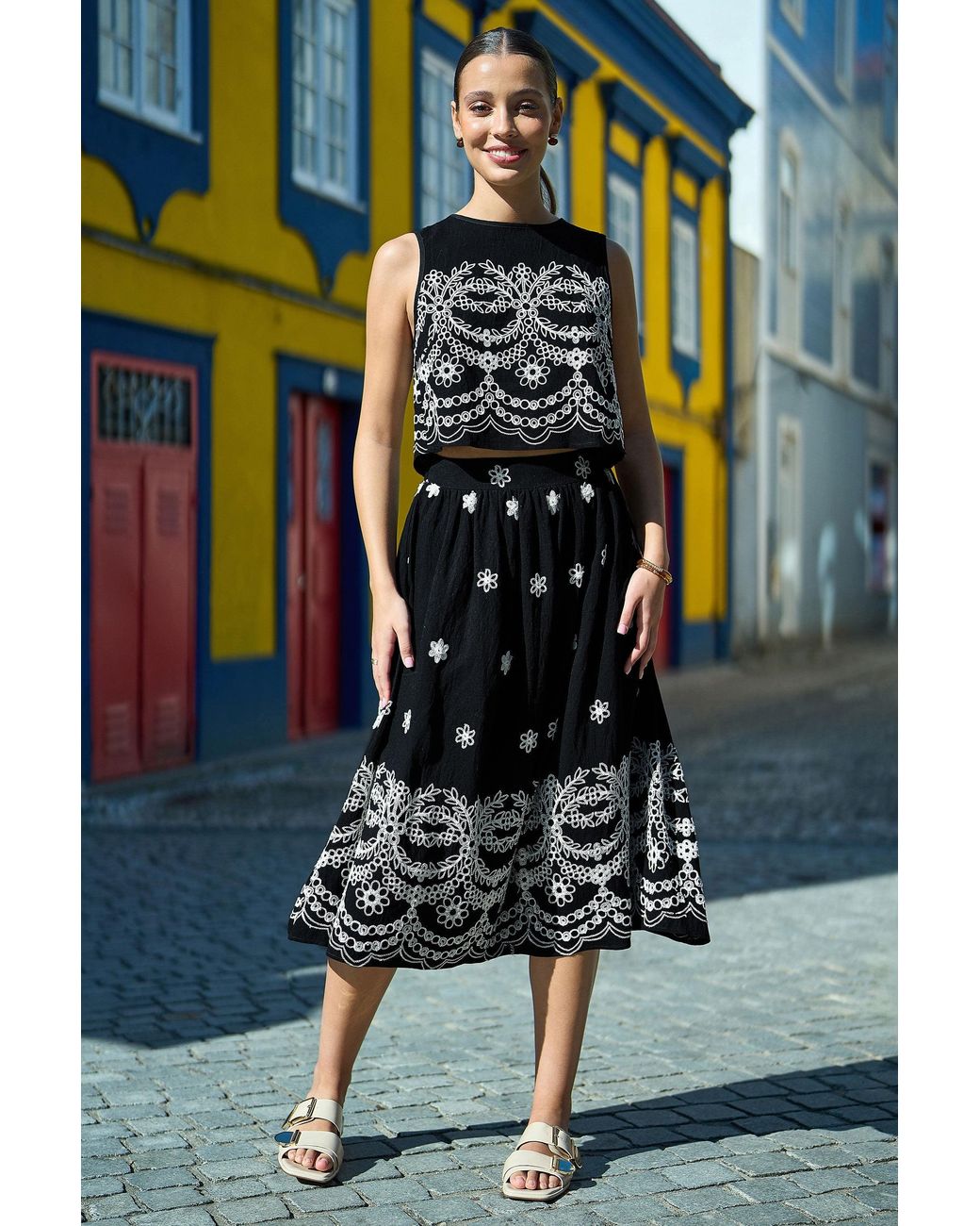 Yumi' Black Embroidered Crop Top