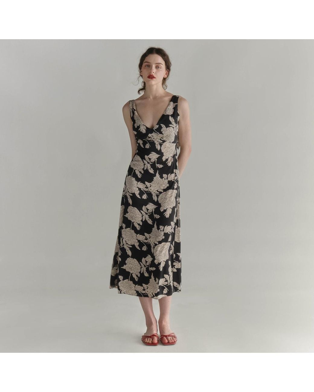 Belsize25 Black Sicily Day & Night – Floral V-Neck Satin Midi Dress With Flowers
