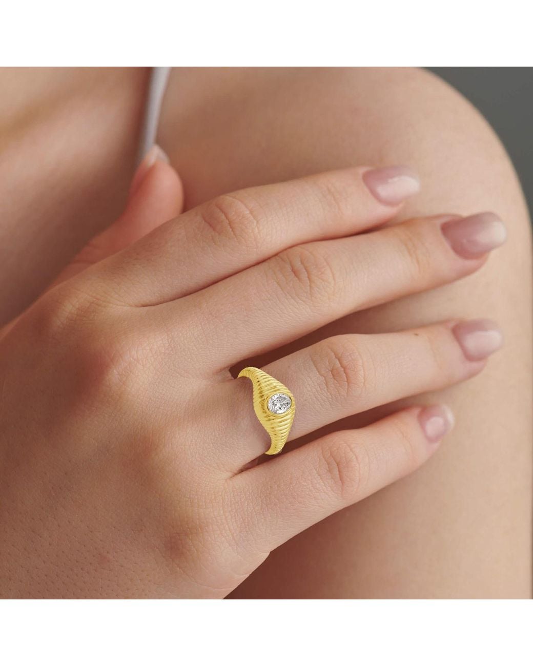 Artisan Metallic Oval Diamond Ribbed Ring