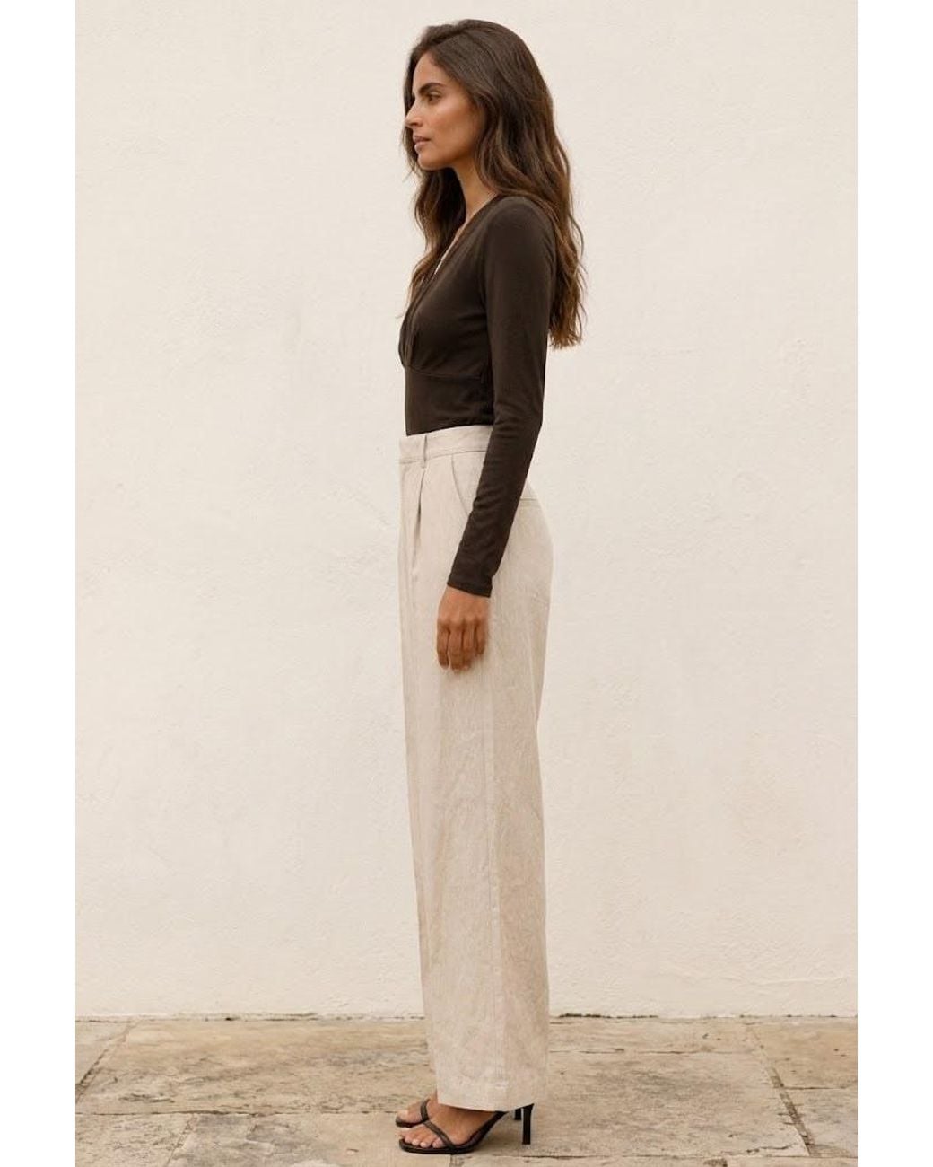 Conquista Black Refined Draped V-Neck Top