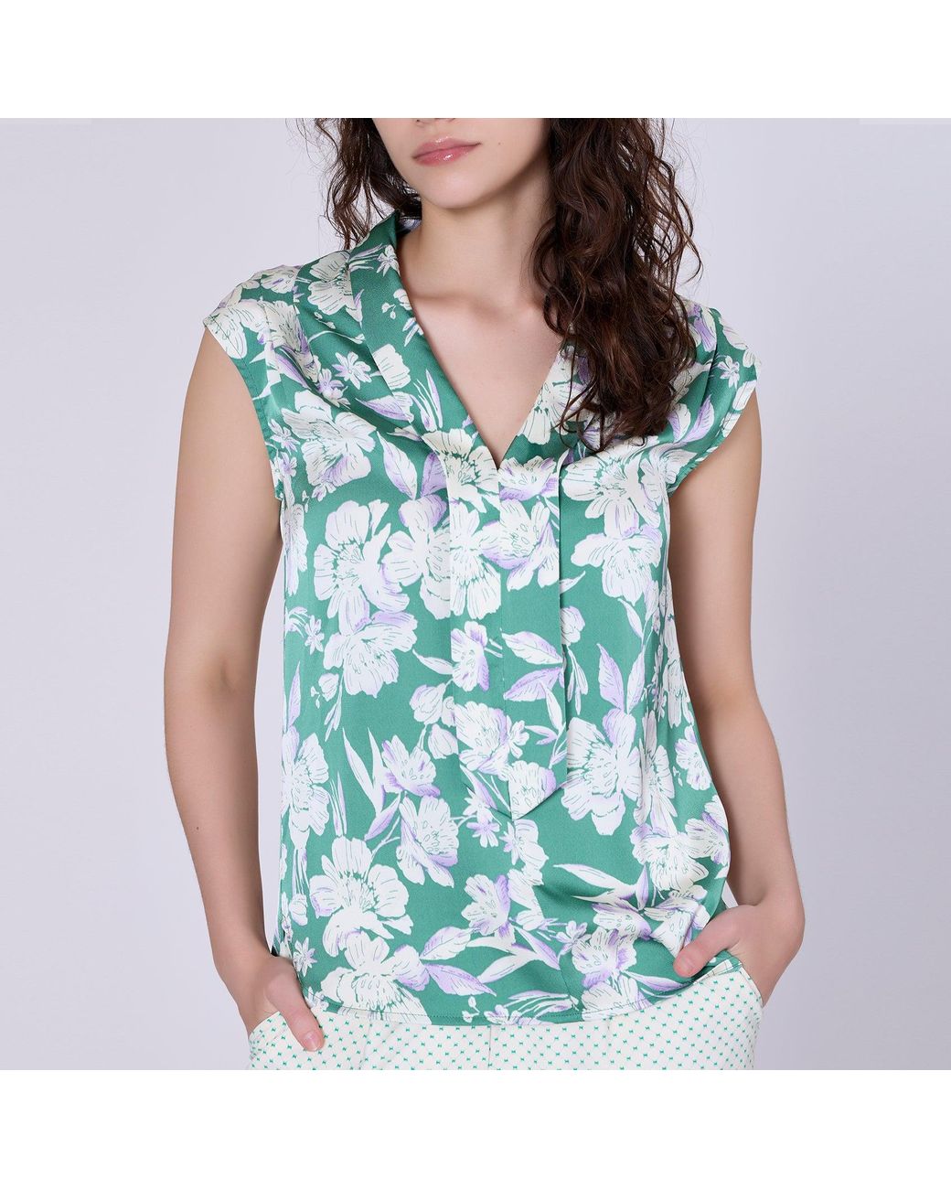Smart and Joy Green Sleeveless Blouse With Wide Flat Collar And Macro Flower Print