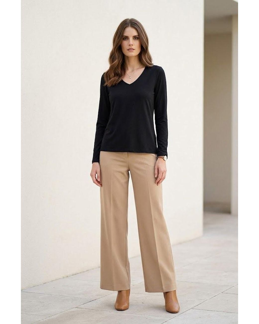Conquista Black Refined V-Neck Long Sleeve Top