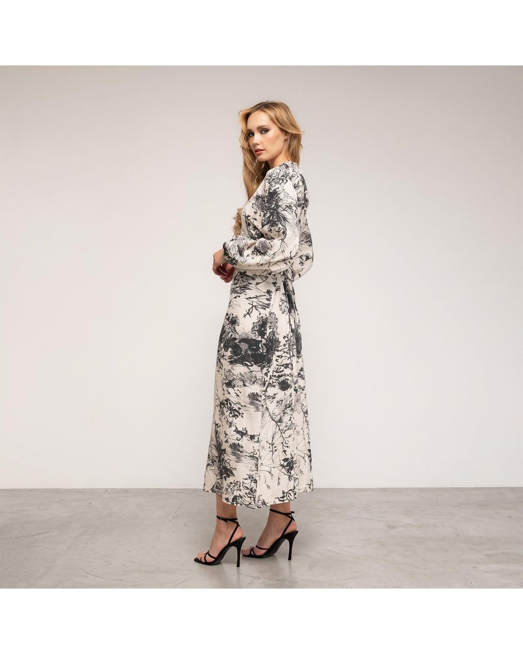 Tantra Spain Sl White Long Dress With A Geometric Print, Round Neckline, And Straps