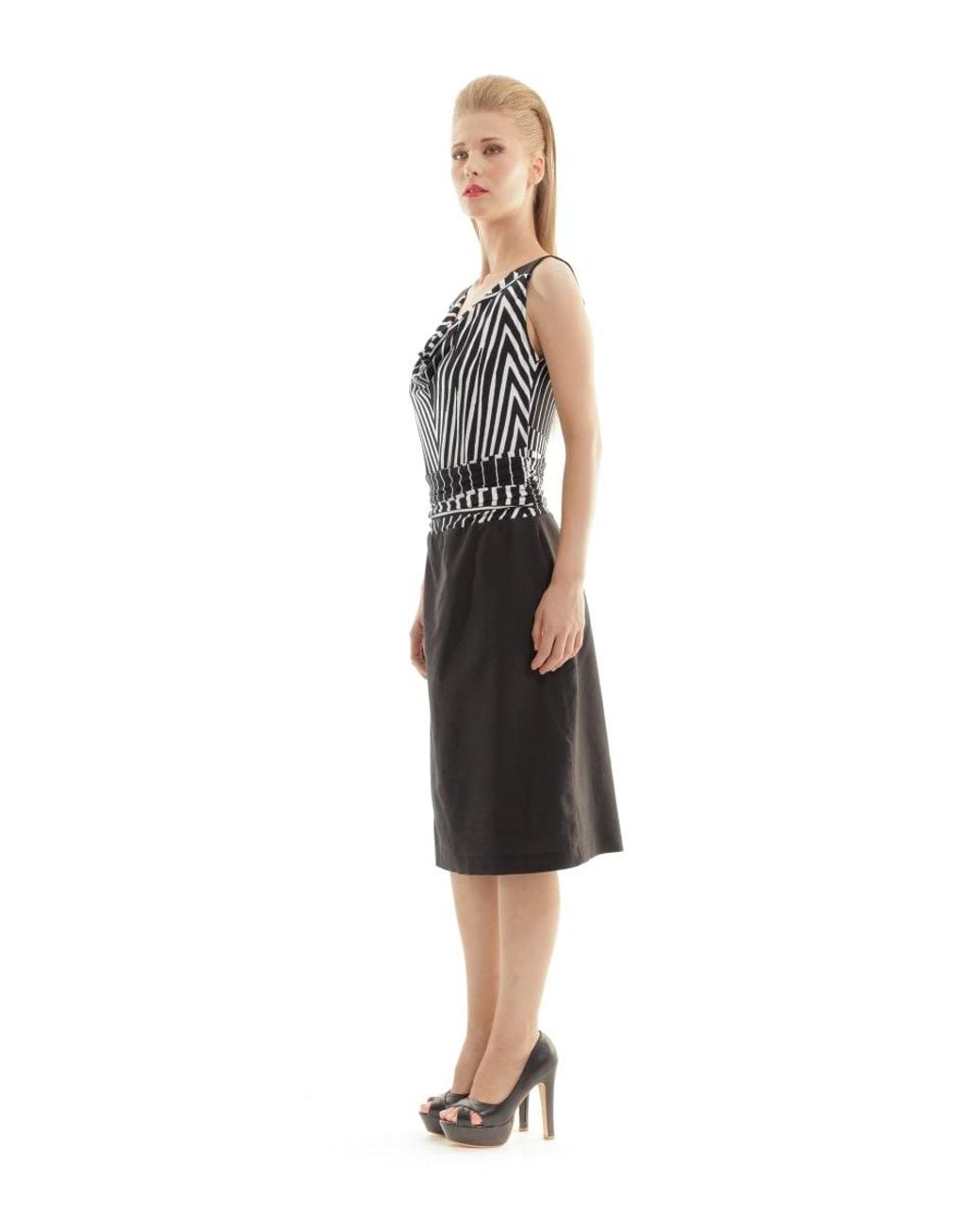 Conquista Black Cowl Neck Print Dress